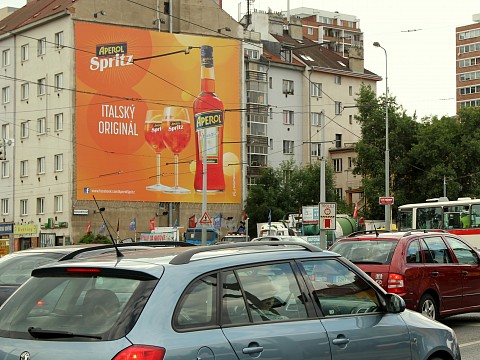 Italský nápoj Aperol Spritz se představuje na exkluzivní štítové ploše na pražském Bohdalci