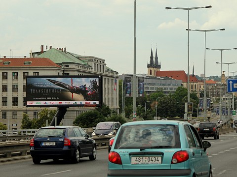 V červnu a červenci ovládne pražské digiboardy akční film Transformers: Zánik