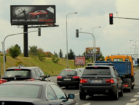 Červencová OOH kampaň pro nové modely vozů Mazda zdobí celou ČR