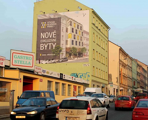 Reklamní plachta v ulici Koněvova poutá motivem kampaně společnosti Archikód